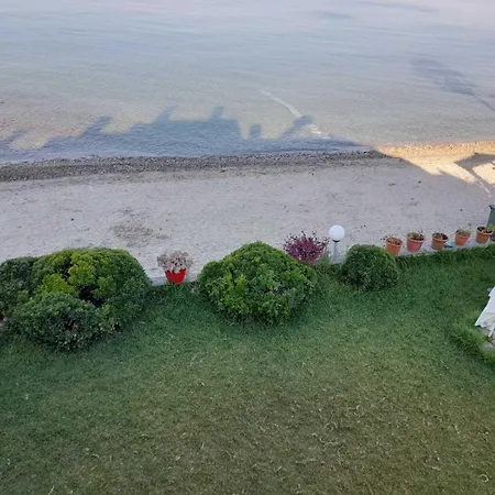 Iris Seafront Apartment Fourka