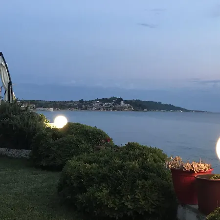 Iris Seafront Apartament Fourka